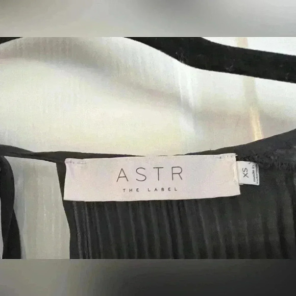 ASTR The Label Gray Cold Shoulder Shirt With Pleated Detail Size XS - Picture 3 of 5